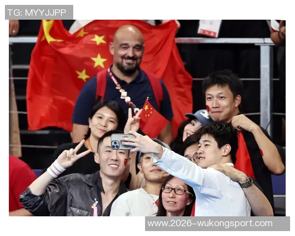 罗马诺与菲米亲密合影赞其场上表现与场下魅力并存