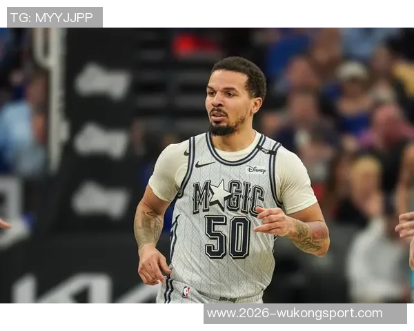 尼克斯新秀科勒克致敬科比与冠军奖杯合影展现传奇风范